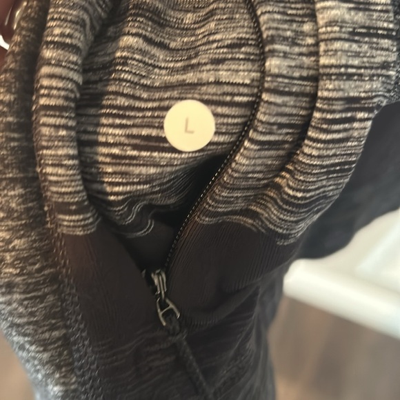 Men’s Lululemon 1/4 zip - Picture 5 of 5